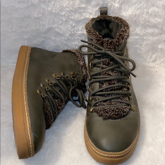 Rocket Dog Shoes - ⬇️RocketDog faux fur trim lace up sneakers